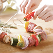 Piquer la viande ou les légumes sur votre brochette flexible FireWire